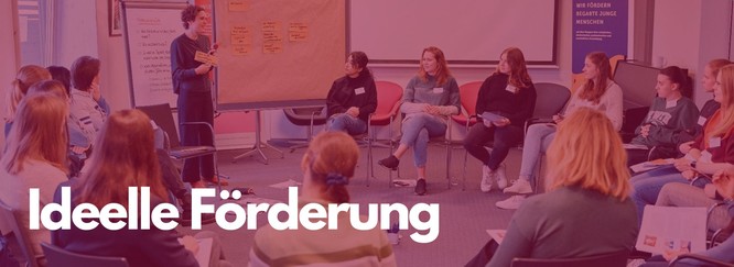 Titelbild: Stipendiat:innen im Stuhlkreis mit Dozentin bei einem Workshop, Fpto mit rotem Overlay und der Beschriftung: Ideelle Förderung