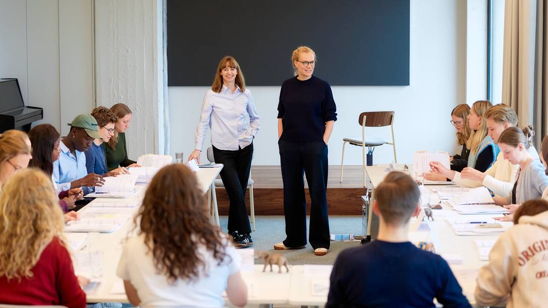 zwei Workshopleiterinnen stehen mittig im Workshopraum