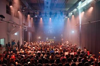 Gala Abend Impuls & Resonanz zum 1ßjährigen stART.up-Jubiläum 2024, Ansicht des Zuschauerraums mit der Bühne im Opernloft
