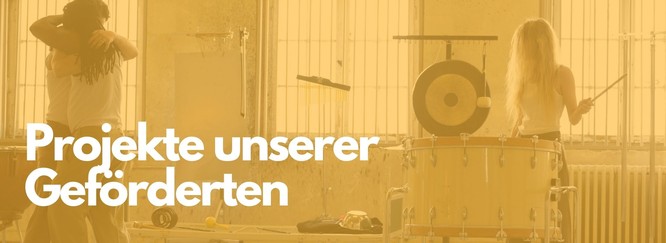 Titeild von einer Performance mit drei Personen, Foto mit gelbem Overlay und Beschriftung: Projekte unserer Geförderten
