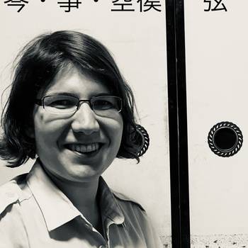 Schwarz-weiß Porträt der Musikerin Sophie Steiner