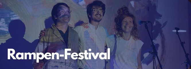 Titelbild mit drei Künstler:innen beim Schlussapplaus für eine Performance, Foto mit blauem Overlay und Beschriftung: Rampen-Festivall