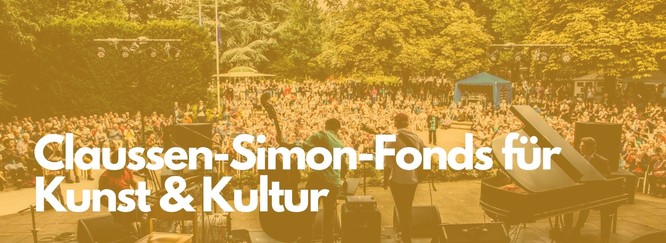 Titelbild: Von der OpenAir-Bühne in Planten un Blomen hinter der Band ins Publikum fotografierte Konzertszene, Foto mit gelbem Overlay und Beschriftung: Claussen-Simon-Fonds für Kunst & Kultur