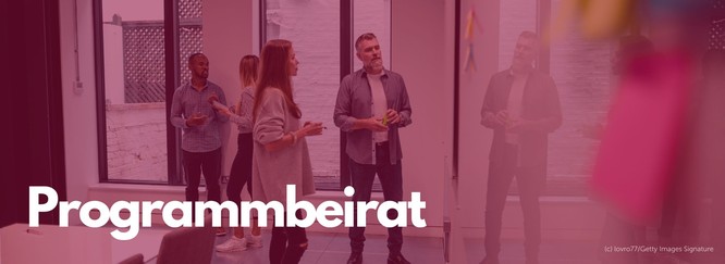 Titelbild: Workshop-Situation, Foto mit rotem Overlay und Beschriftung: Programmbeirat