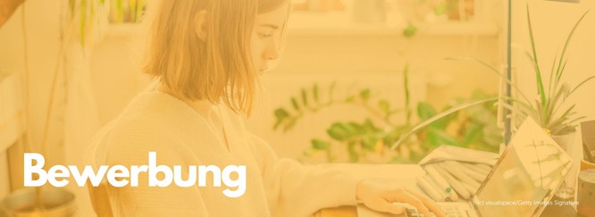 Titelbild: Eine junge Frau sitzt am Schreibtisch am Laptop, Foto mit gelbem Overlay und Beschriftung: Bewerbung
