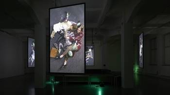 Foto von Rosanna Grafs: Ordinary Women – Carrier Bags of Friction, Installationsansicht Kunsthaus Hamburg 2023