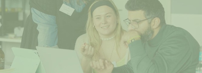 Zwei Stipendiat:innen im Gespräch, Geförderte am Tisch im Gespräch, Foto mit grünem Overlay