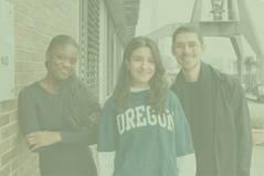 Bild mit Geförderten an einer Hauswand, Foto mit grünem Overlay und Beschriftung B-You!