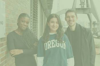 Bild mit Geförderten an einer Hauswand, Foto mit grünem Overlay und Beschriftung B-You!