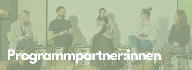 Titelbild: Personen sitzen auf einem Podium, Foto mit grünem Overlay und Beschriftung: Programmpartner:innen