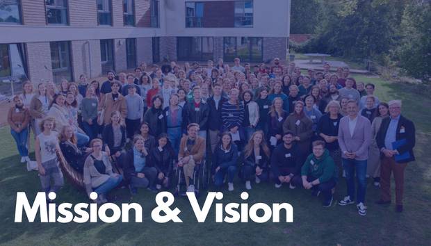 Bild der Teilnehmenden des Stipendiat:innentreffens in Ratzeburg vor der Jugendherberge, Foto mit blauen Overlay und dem Text Mission & Vision