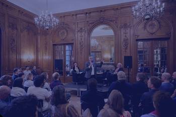 Bild von den Hamburger Gesprächen für Kultur & Medien im Mendelssohn-Saal der HfMT, Foto mit blauem Overlay