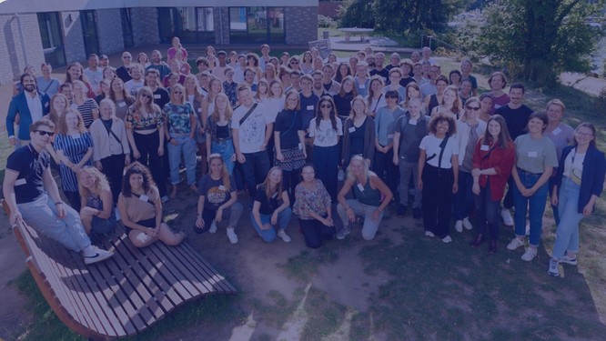 Foto mit einer großen Gruppe junger Menschen auf einer Wiese, Foto mit blauem Overlay