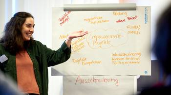 Foto mit einer Stipendiatin am Flipchart