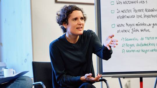 Foto der Dozentin Dr. Laura Glauser beim B-MINT-Workshop