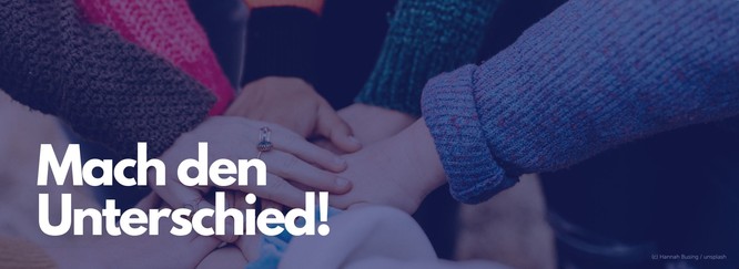 Titelbild: Nahaufnahme von Händen, die im Kreis aufeinander gelegt werden, Foto mit blauem Overlay Beschriftung: Mach den Unterschied!