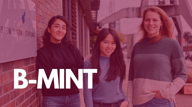 Foto von drei jungen Frauen, darüber liegt ein rotes Overlay mit Text: B-MINT