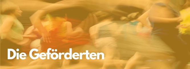Titelbild: Szenebild einer Tanzperformance mit mehreren Tänzer:innen in bunter Kleidung in Bewegungsunschärfe, Foto mit gelbem Overlay und der Beschriftung Die Geförderten