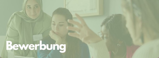 Titelbild mit Horizonte-Geförderten bei einem Workshop, Foto mit grünem Overlay und Beschriftung: Bewerbung