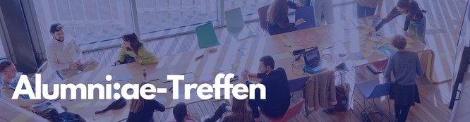 Foto von Stipendiat:innen während eines Workshops am Tisch sitzend, Bild mit blauem Overlay und Beschriftung: Alumni:aetreffen