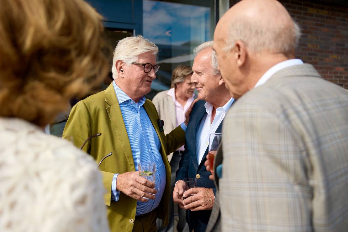 Georg Joachim Claussen unterhält sich mit Gästen.