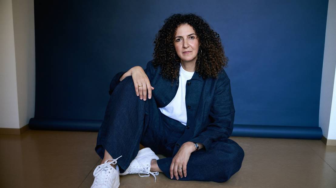 Foto von Malika Rabahallah, sitzend