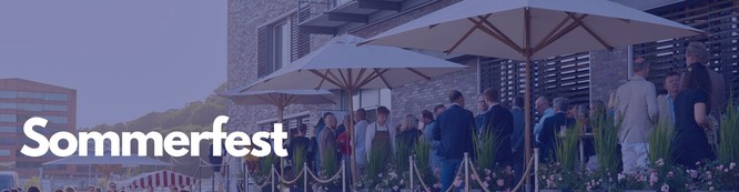 Foto von einer Feier mit vielen Menschen. Darauf ein blaues Overlay mit dem Text: Sommerfest.