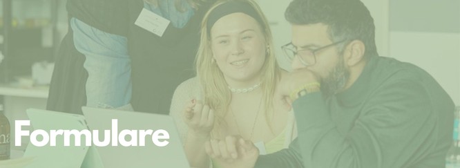 Titelbild mit Geförderten im Gespräch, Foto mit grünem Overlay und Beschriftung: Formulare