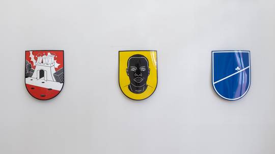 Foto mit Werken von Karo Akpokiere in der Ausstellung An Alternative History of Symbols and Their Meaning, Galerie Melike Bilir