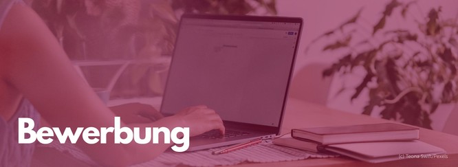 Titelbild: eine Person arbeitet am Laptop, Foto mit rotem Overlay und der Beschriftung Bewerbung