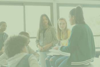 Bild mit einer Schüler:innengruppe bei der Projektarbeit, Foto mit grünem Overlay