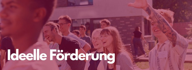 Titelbild: Szene mit Menschen vom Stipendiat:innentreffen in Ratzeburg, Foto mit rotem Overlay und der Beschriftung: Ideelle Förderung