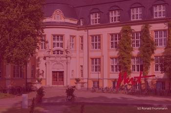 Bild des Gebäudes der Bucerius Law School, Foto mit rotem Overlay und Beschriftung: Stiftungsprofessuren