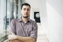 Porträt des Komponisten Veljko Nenadic mit verschränkten Armen im Foyer der Elbphilharmonie