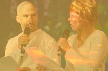 Zwei Performer:innen auf der Bühne bei der Gala Impuls & Resonanz 2024