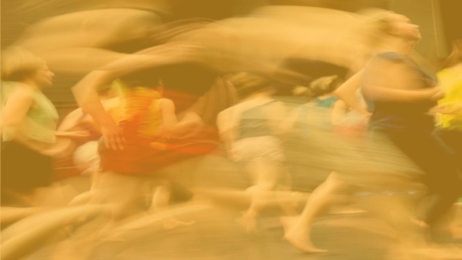 Bühnenszene einer Tanzperformance in Bewegungsunschärfe, Foto mit gelbem Overlay