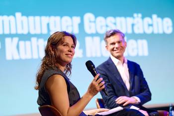 Blick auf die BÜhne mit der Studentin Martha und Nils von der Kall