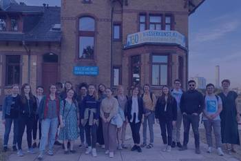 Bild der Hamburger Regionalgruppe bei einem Ausflug zur Elbinsel Kaltehofe, Foto mit blauem Overlay