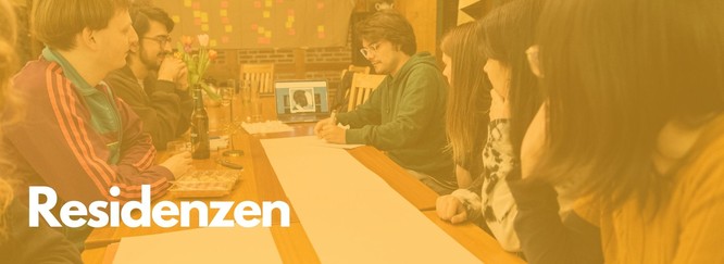 Titelbild mit stART.up-Geförderten bei einem Zeichenworkshop, Foto mit gelbem Overlay und Beschriftung: Residenzen