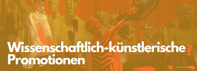 Titelbild: Szenenfoto mit zwei Sängerinnen in der Oper I.th.A.ka von Samuel Penderbayne, Foto mi gelbem Overlay und Beschriftung Wissenschaftlich-künstlerische Forschung