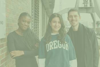 Bild mit drei jungen Menschen neben einer Hauswand und Hafen im Hintergrund, Foto mit grünem Overlay und Text Bildung & Schule