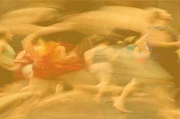 Bühnenfoto einer Performance mehrerer Tänzer:innen mit Bewegungsunschärfe, Foto mit gelbem Overlay