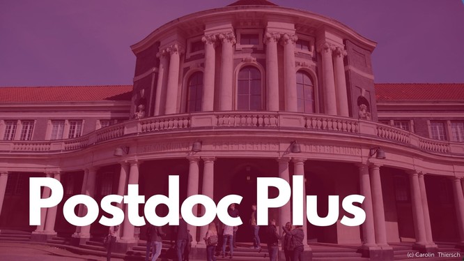 Foto des Hauptgebäudes der Uni Hamburg. Darüber ein rotes Overlay mit dem Text: Postdoc Plus.