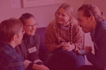 Bild mit vier Personen im Gespräch, Foto mit rotem Overlay und dem Text Wissenschaft & Hochschule