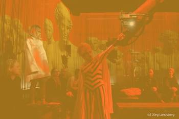 Szenenfoto aus der Kammeroper I.th.A.ka, Foto mit gelbem Overlay