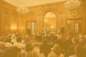 Foto des Mendelssohn-Saals and er HfMT, besetzt mit Publikum und Podiumsgästen