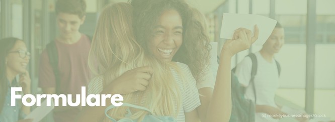 Titelbild mit Schüler:innen die sich umarmen, Foto mit grünem Overlay und Beschriftung: Formulare