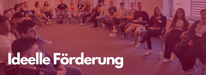 Titelbild: Stipendiat:innen im Stuhlkreis während eines Workshops, Foto mit rotem Overlay und der Beschriftung: Ideelle Förderung