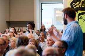 Foto vom Publikum des Bühnenprogramms.