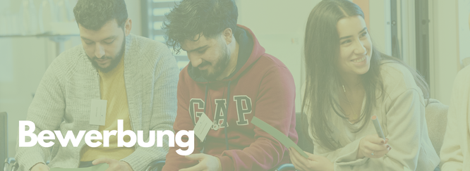 Titelbild mit drei Mentor:innen und Mentees von B-You! beim Workshop, Foto mit grünem Overlay und Beschriftung: Bewerbung